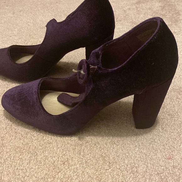 Suede Purple Block Heel (Christian Siriano) - Picture 4 of 11